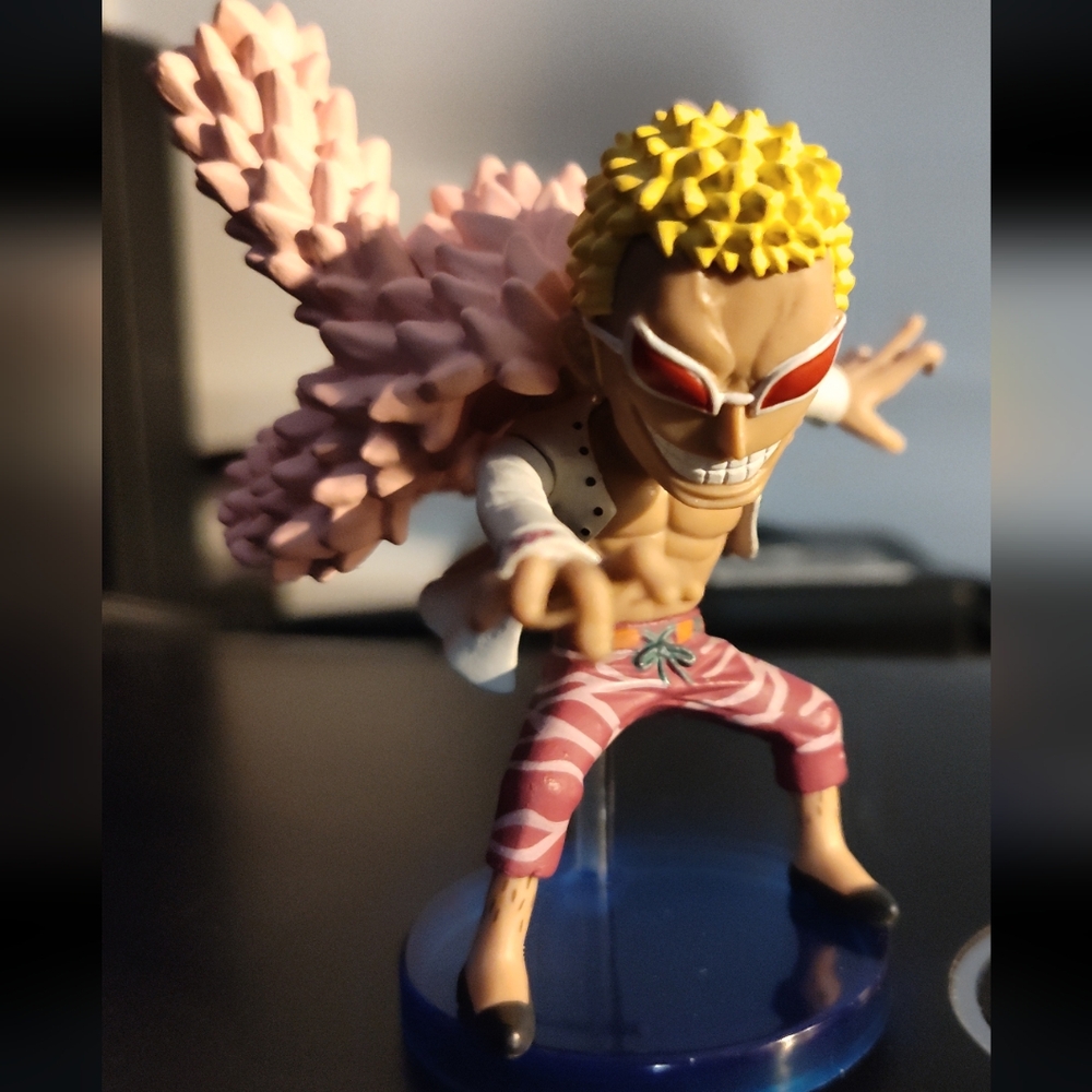 One piece Don Quixote Doflamingo Mini figure.